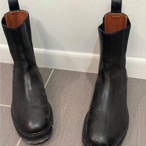 Black Chelsea Boots with Elastic Panels and Rounded Toe